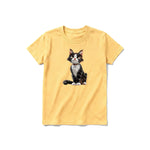 Un T-shirt moutarde à manches courtes et col rond pour jeune, orné d'un motif représentant un chat sur le devant.