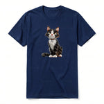 Un T-shirt marine à manches courtes et col rond, orné d'un motif représentant un chat sur le devant.