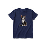 Un T-shirt marine à manches courtes et col rond pour jeune, orné d'un motif représentant un chat sur le devant.