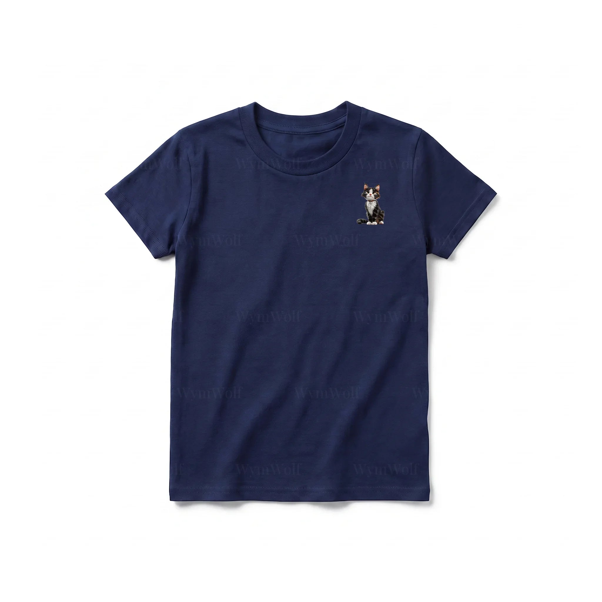 Un T-shirt marine à manches courtes et col rond pour jeune, orné d'un motif représentant un chat sur la poitrine gauche.