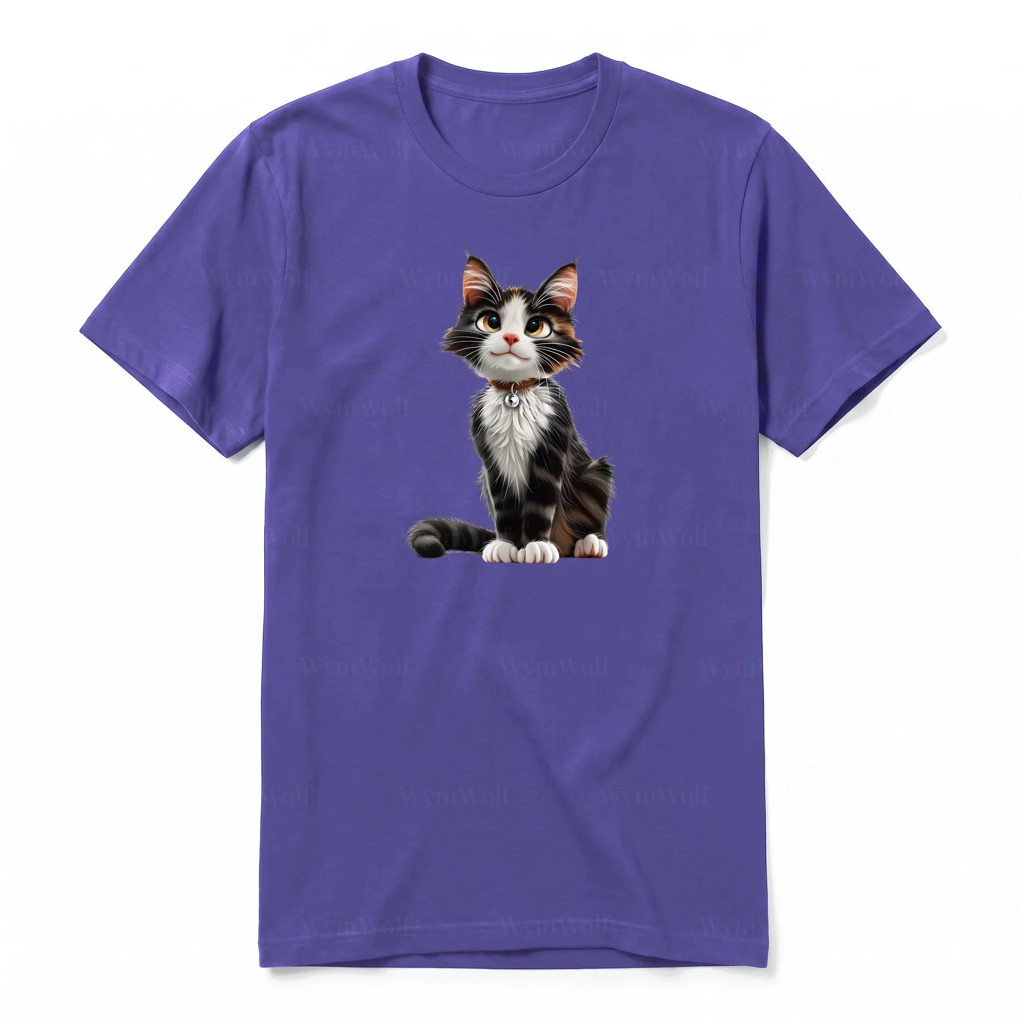 Un T-shirt violet à manches courtes et col rond, orné d'un motif représentant un chat sur le devant.