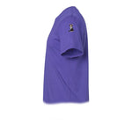 Un T-shirt violet à manches courtes et col rond, orné d'un motif représentant un chat sur le haut de la manche gauche.