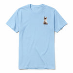 Un T-shirt poudre à manches courtes et col rond, orné d'un motif représentant un chat sur la poitrine gauche.