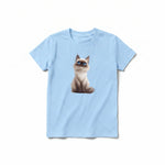 Un T-shirt poudre à manches courtes et col rond pour jeune, orné d'un motif représentant un chat sur le devant.