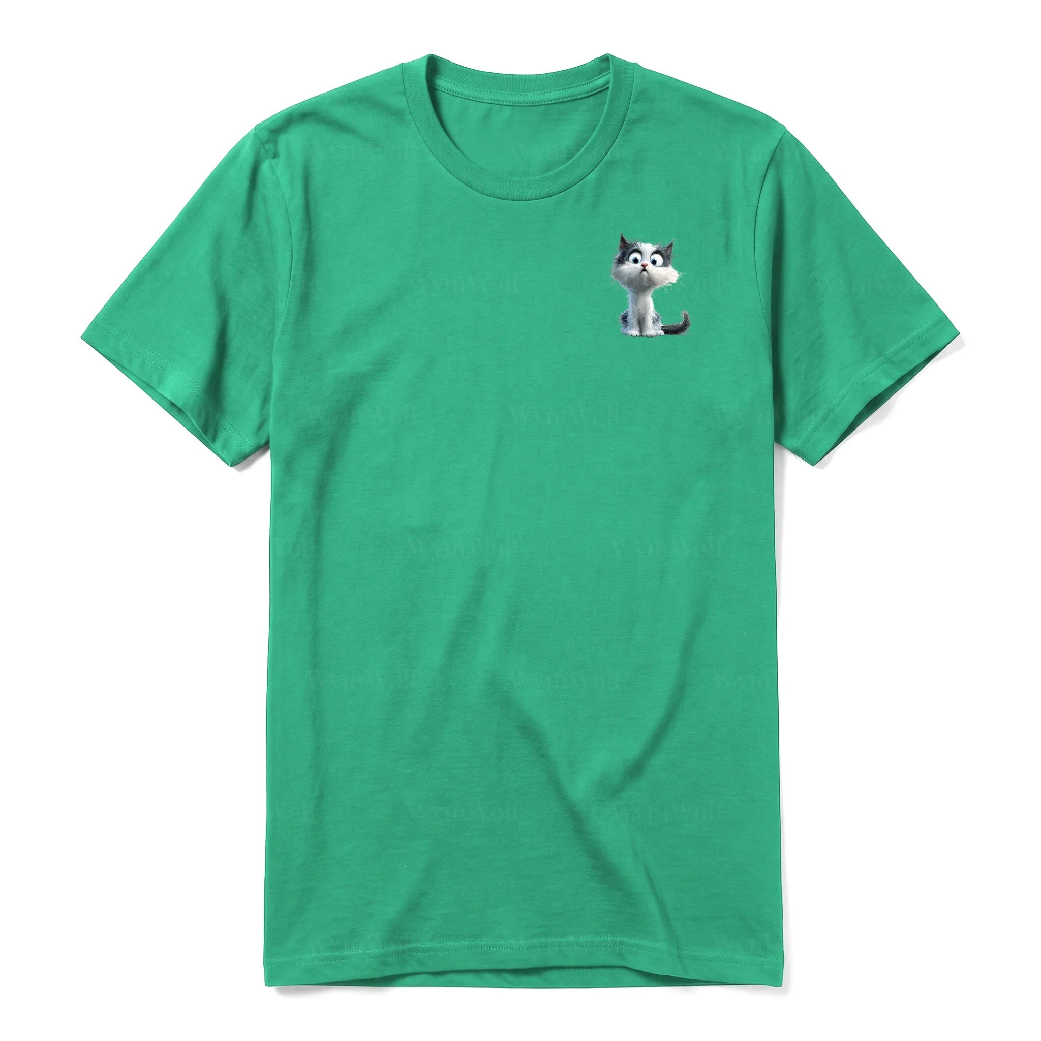 Un T-shirt kelly à manches courtes et col rond, orné d'un motif représentant un chat sur la poitrine gauche.