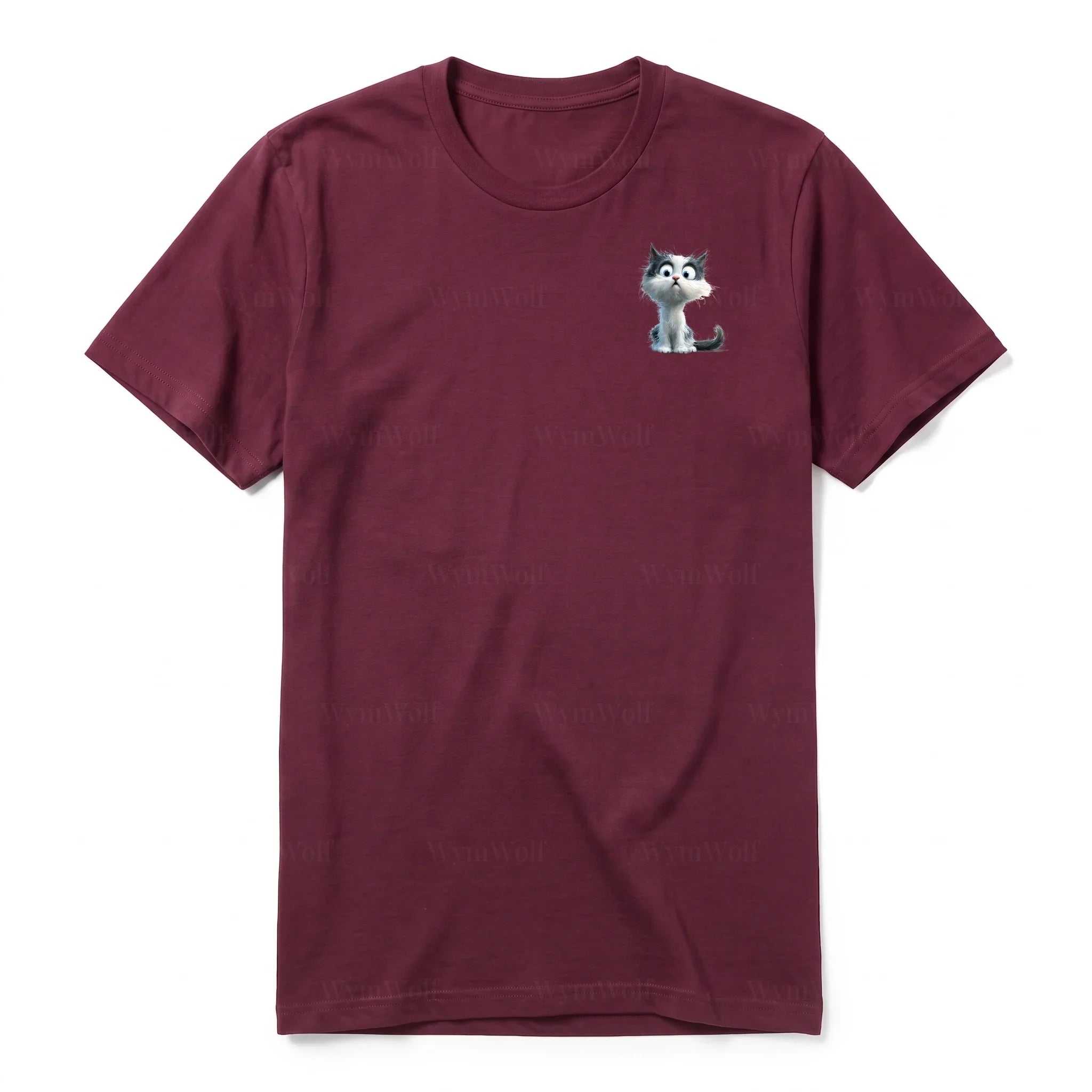 Un T-shirt marron à manches courtes et col rond, orné d'un motif représentant un chat sur la poitrine gauche.