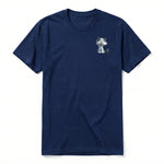 Un T-shirt marine à manches courtes et col rond, orné d'un motif représentant un chat sur la poitrine gauche.