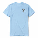 Un T-shirt poudre à manches courtes et col rond, orné d'un motif représentant un chat sur la poitrine gauche.