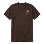 Un T-shirt chocolat à manches courtes et col rond, orné d'un motif représentant un chat sur la poitrine gauche.