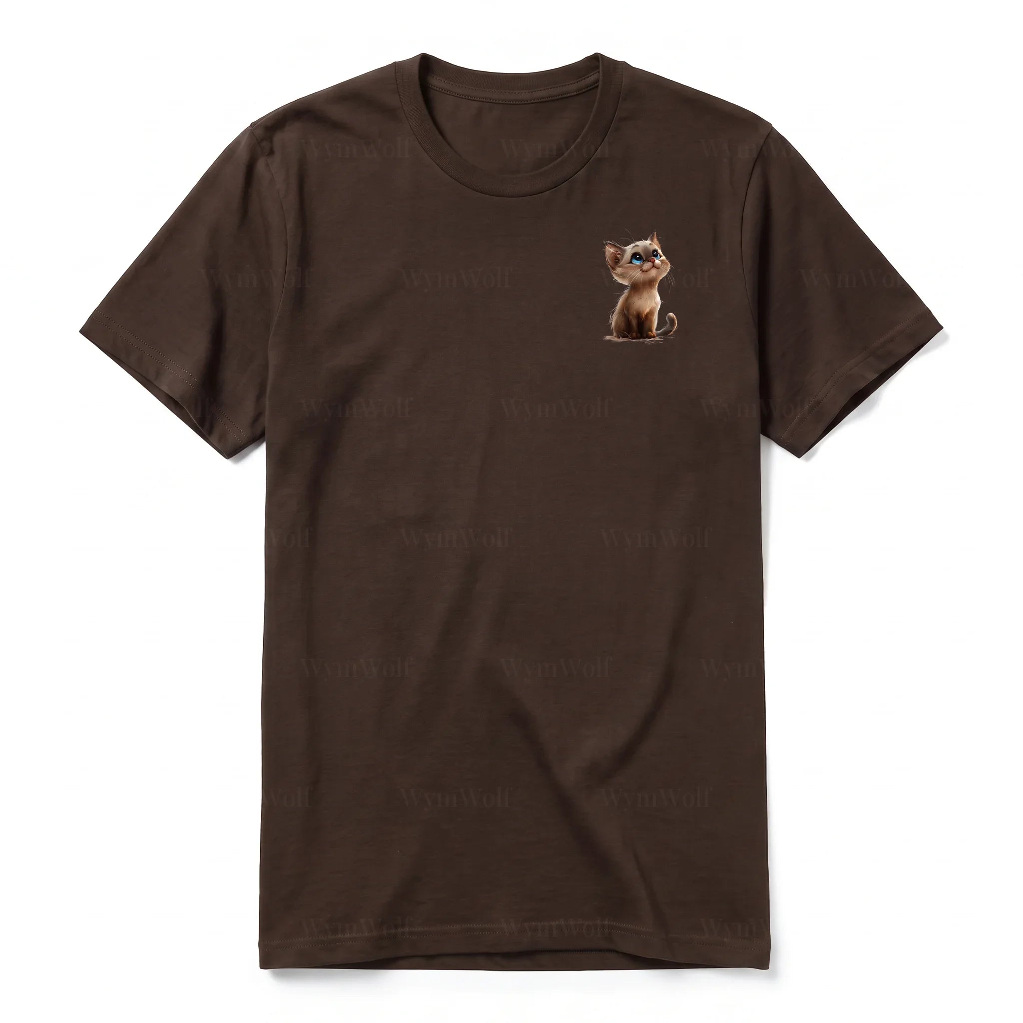 Un T-shirt chocolat à manches courtes et col rond, orné d'un motif représentant un chat sur la poitrine gauche.