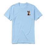 Un T-shirt poudre à manches courtes et col rond, orné d'un motif représentant un chat sur la poitrine gauche.