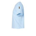 Un T-shirt poudre à manches courtes et col rond, orné d'un motif représentant un chat sur le haut de la manche gauche.
