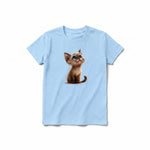 Un T-shirt poudre à manches courtes et col rond pour jeune, orné d'un motif représentant un chat sur le devant.