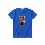 Un T-shirt royal à manches courtes et col rond pour jeune, orné d'un motif représentant un chat sur le devant.