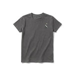 Un T-shirt charbon à manches courtes et col rond pour jeune, orné d'un motif représentant un chat sur la poitrine gauche.