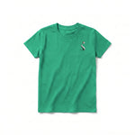 Un T-shirt kelly à manches courtes et col rond pour jeune, orné d'un motif représentant un chat sur la poitrine gauche.