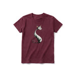Un T-shirt marron à manches courtes et col rond pour jeune, orné d'un motif représentant un chat sur le devant.