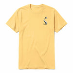 Un T-shirt moutarde à manches courtes et col rond, orné d'un motif représentant un chat sur la poitrine gauche.