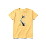 Un T-shirt moutarde à manches courtes et col rond pour jeune, orné d'un motif représentant un chat sur le devant.