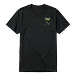 Un T-shirt noir à manches courtes et col rond, orné d'un motif représentant un chat sur la poitrine gauche.