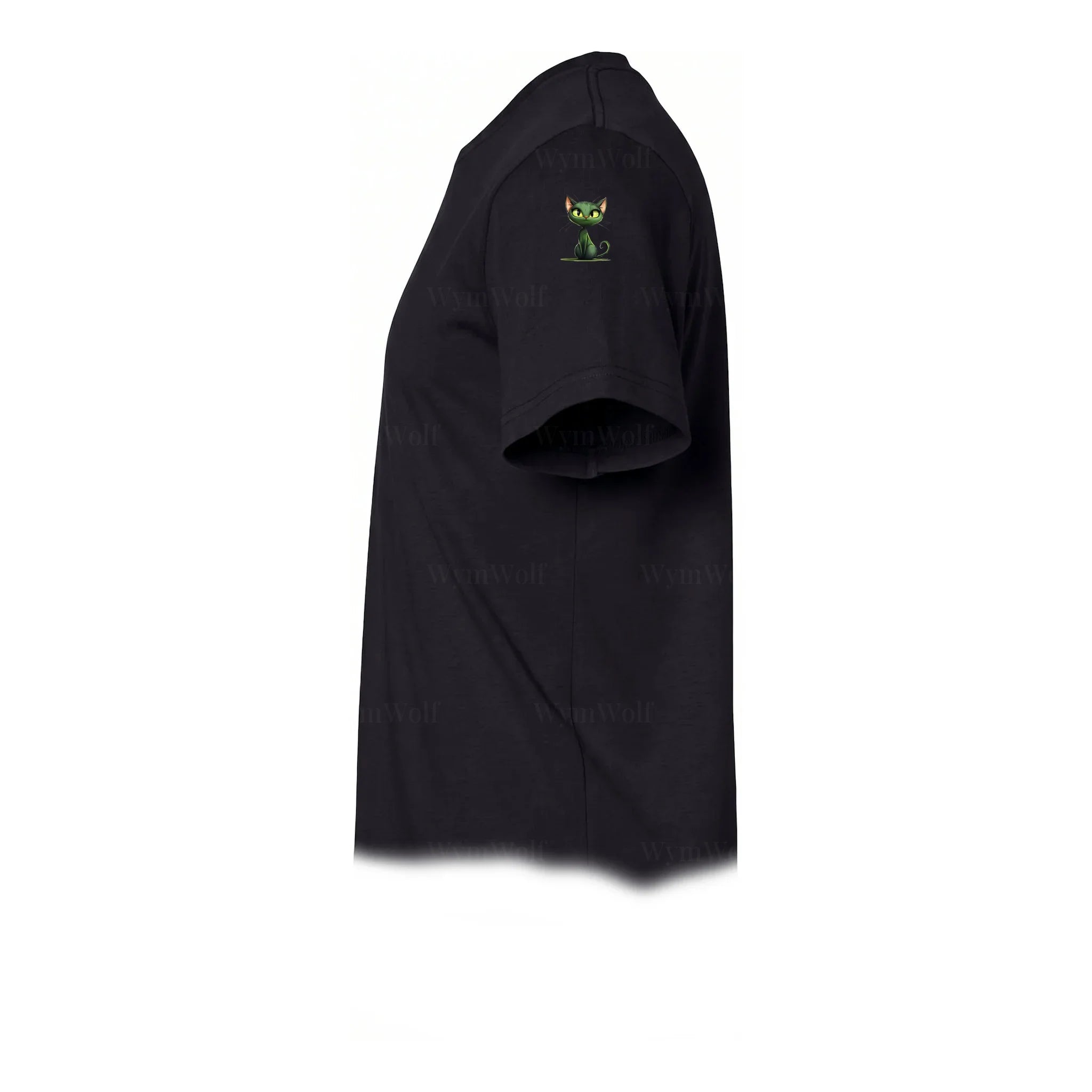 Un T-shirt noir à manches courtes et col rond, orné d'un motif représentant un chat sur le haut de la manche gauche.