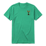 Un T-shirt kelly à manches courtes et col rond, orné d'un motif représentant un chat sur la poitrine gauche.