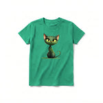 Un T-shirt kelly à manches courtes et col rond pour jeune, orné d'un motif représentant un chat sur le devant.