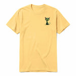 Un T-shirt moutarde à manches courtes et col rond, orné d'un motif représentant un chat sur la poitrine gauche.