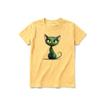 Un T-shirt moutarde à manches courtes et col rond pour jeune, orné d'un motif représentant un chat sur le devant.
