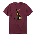 Un T-shirt marron à manches courtes et col rond, orné d'un motif représentant un chat sur le devant.