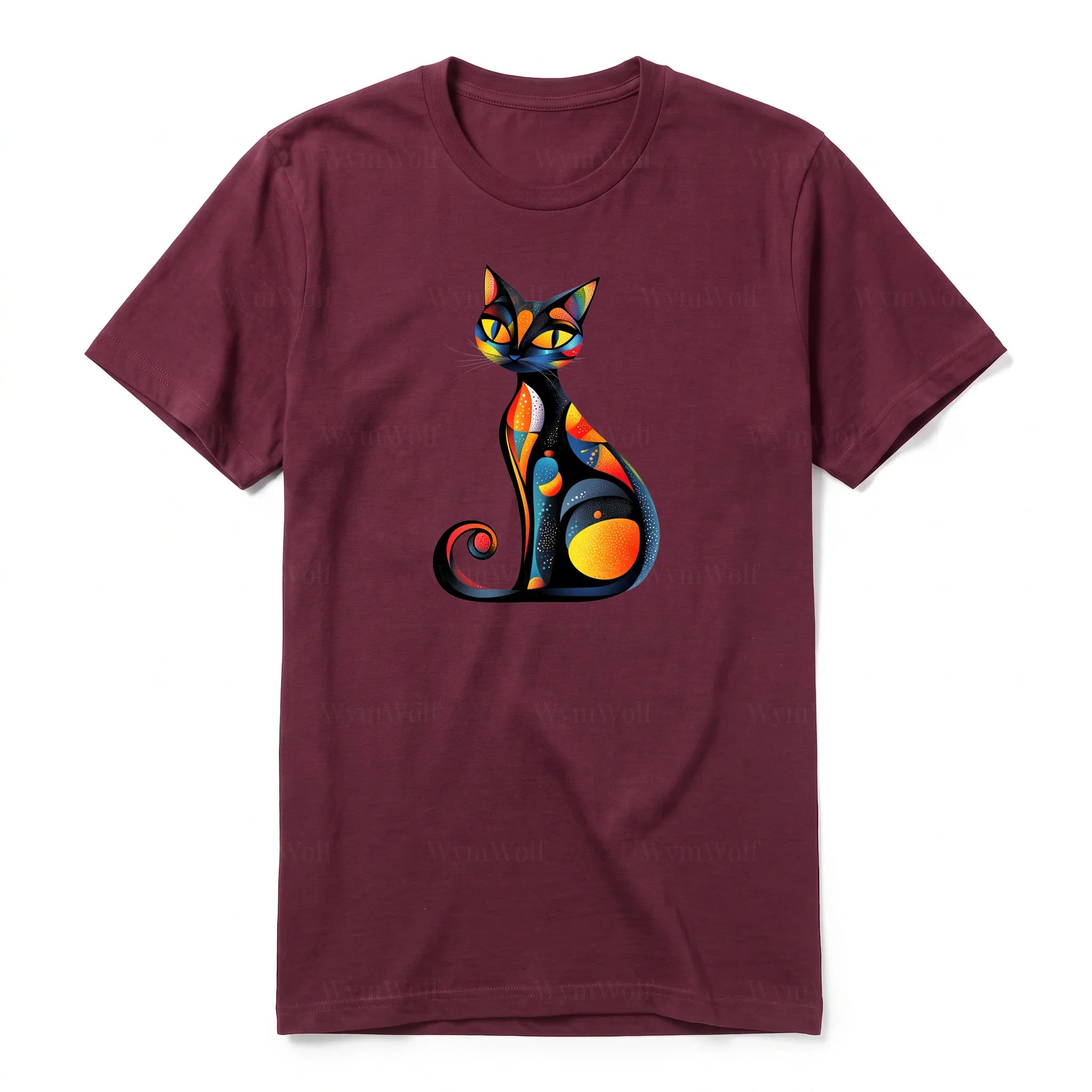 Un T-shirt marron à manches courtes et col rond, orné d'un motif représentant un chat sur le devant.