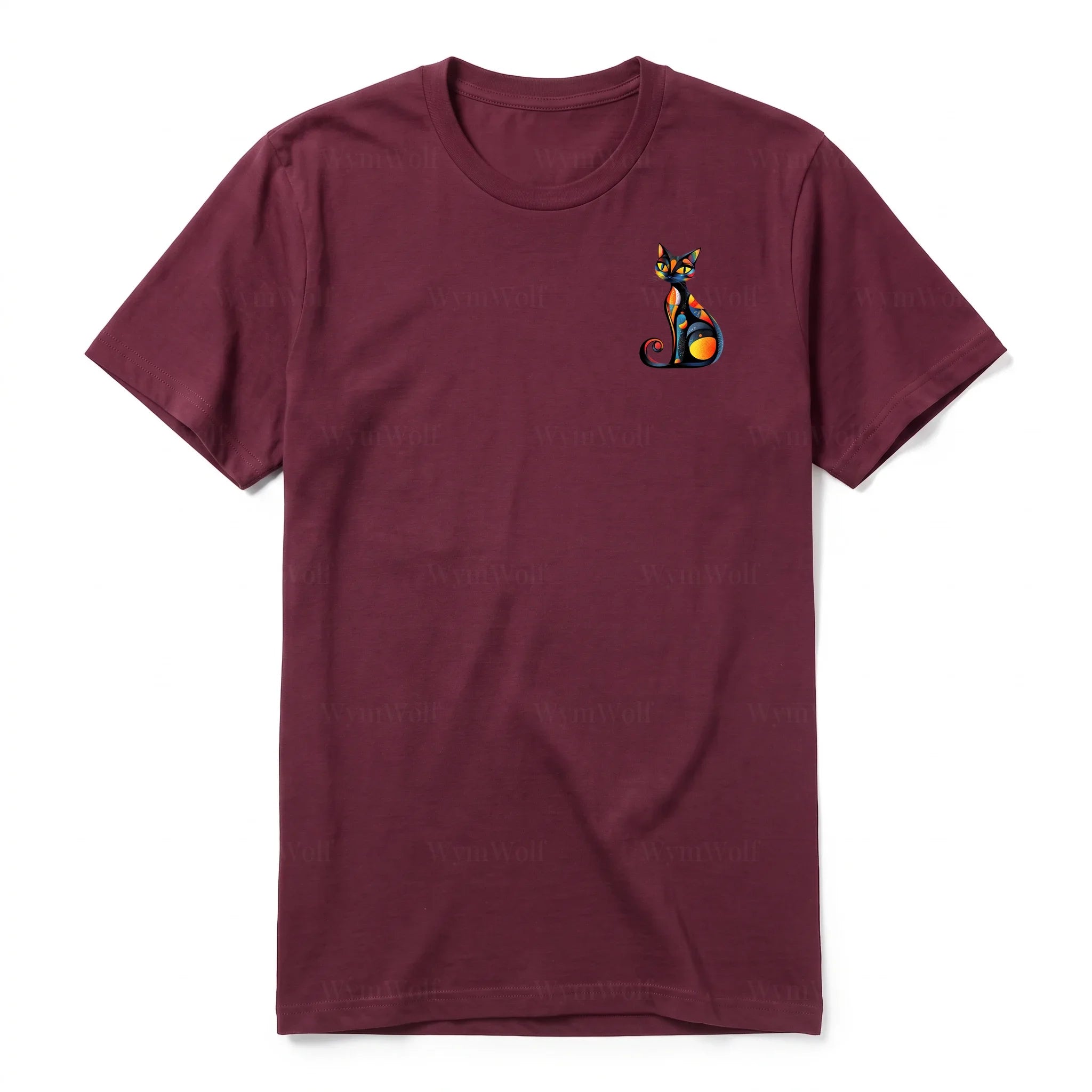 Un T-shirt marron à manches courtes et col rond, orné d'un motif représentant un chat sur la poitrine gauche.