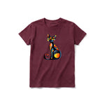 Un T-shirt marron à manches courtes et col rond pour jeune, orné d'un motif représentant un chat sur le devant.