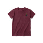 Un T-shirt marron à manches courtes et col rond pour jeune, orné d'un motif représentant un chat sur la poitrine gauche.