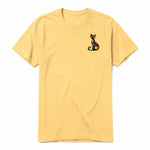 Un T-shirt moutarde à manches courtes et col rond, orné d'un motif représentant un chat sur la poitrine gauche.