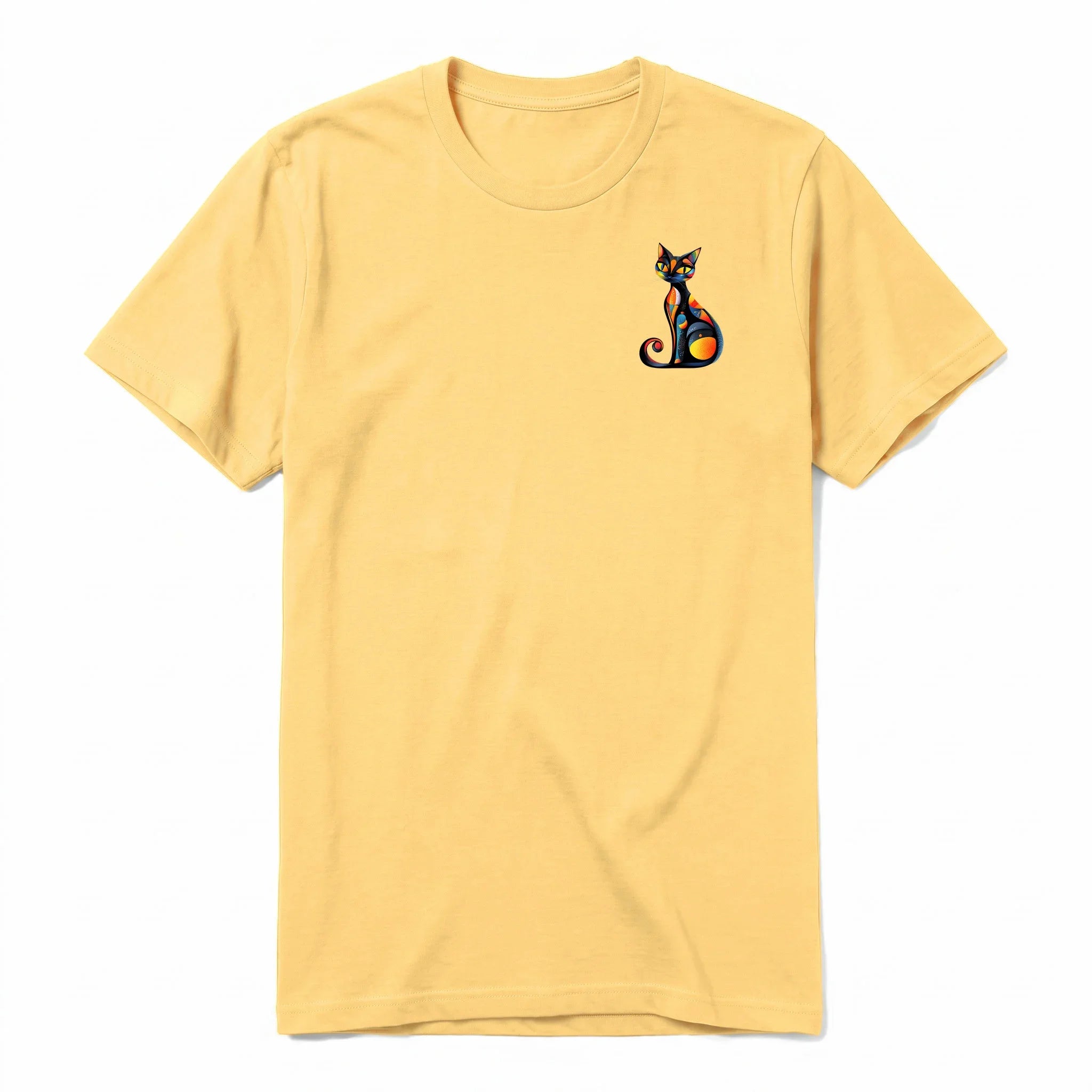 Un T-shirt moutarde à manches courtes et col rond, orné d'un motif représentant un chat sur la poitrine gauche.