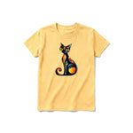 Un T-shirt moutarde à manches courtes et col rond pour jeune, orné d'un motif représentant un chat sur le devant.