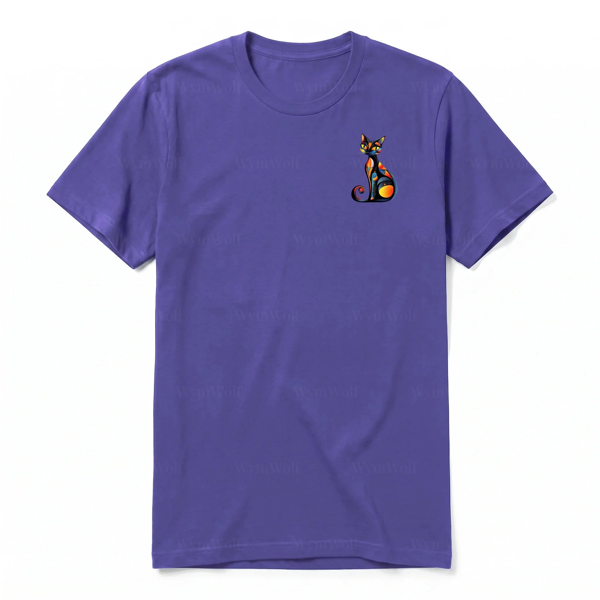 Un T-shirt violet à manches courtes et col rond, orné d'un motif représentant un chat sur la poitrine gauche.