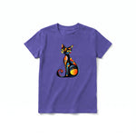 Un T-shirt violet à manches courtes et col rond pour jeune, orné d'un motif représentant un chat sur le devant.