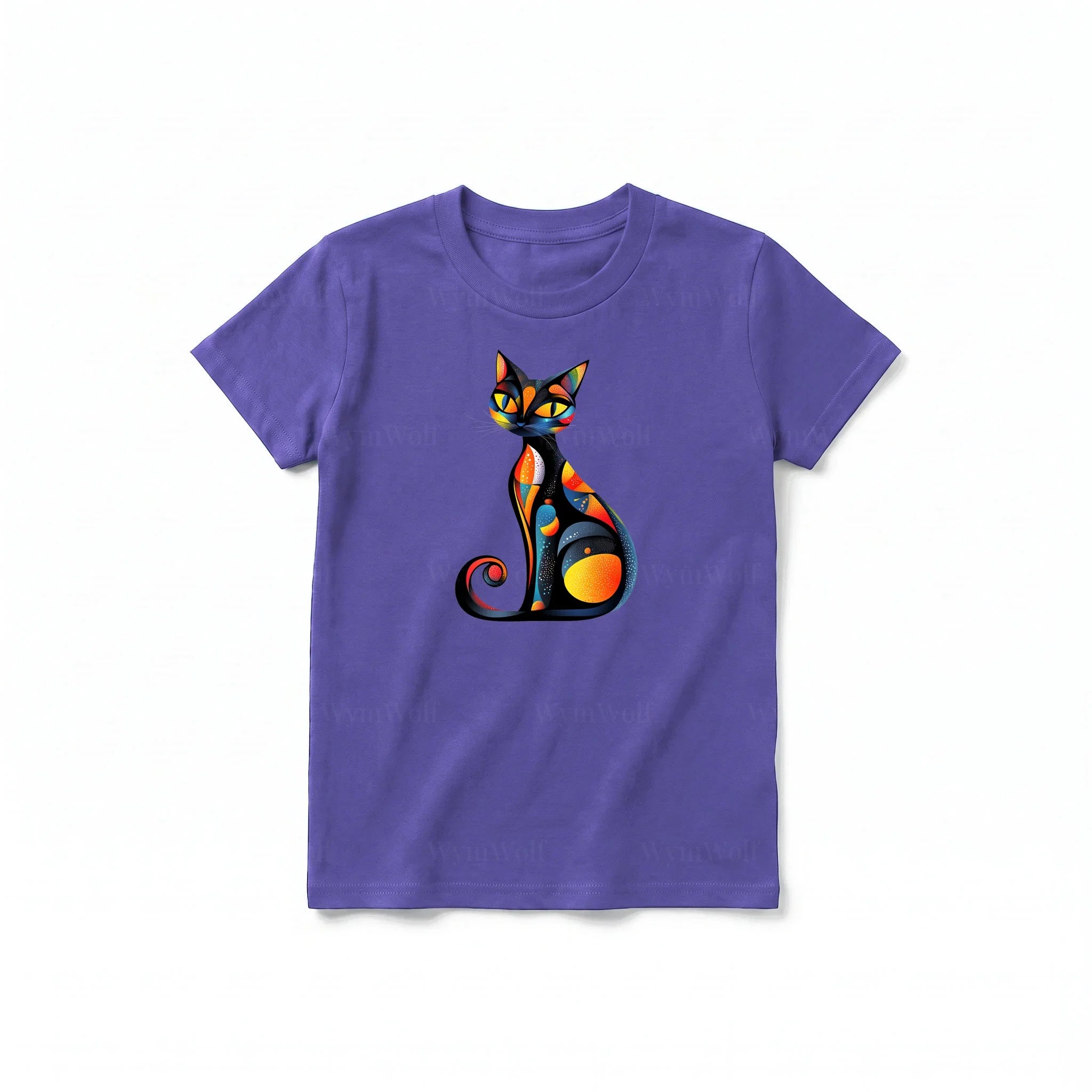 Un T-shirt violet à manches courtes et col rond pour jeune, orné d'un motif représentant un chat sur le devant.