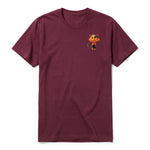 Un T-shirt marron à manches courtes et col rond, orné d'un motif représentant un chat sur la poitrine gauche.