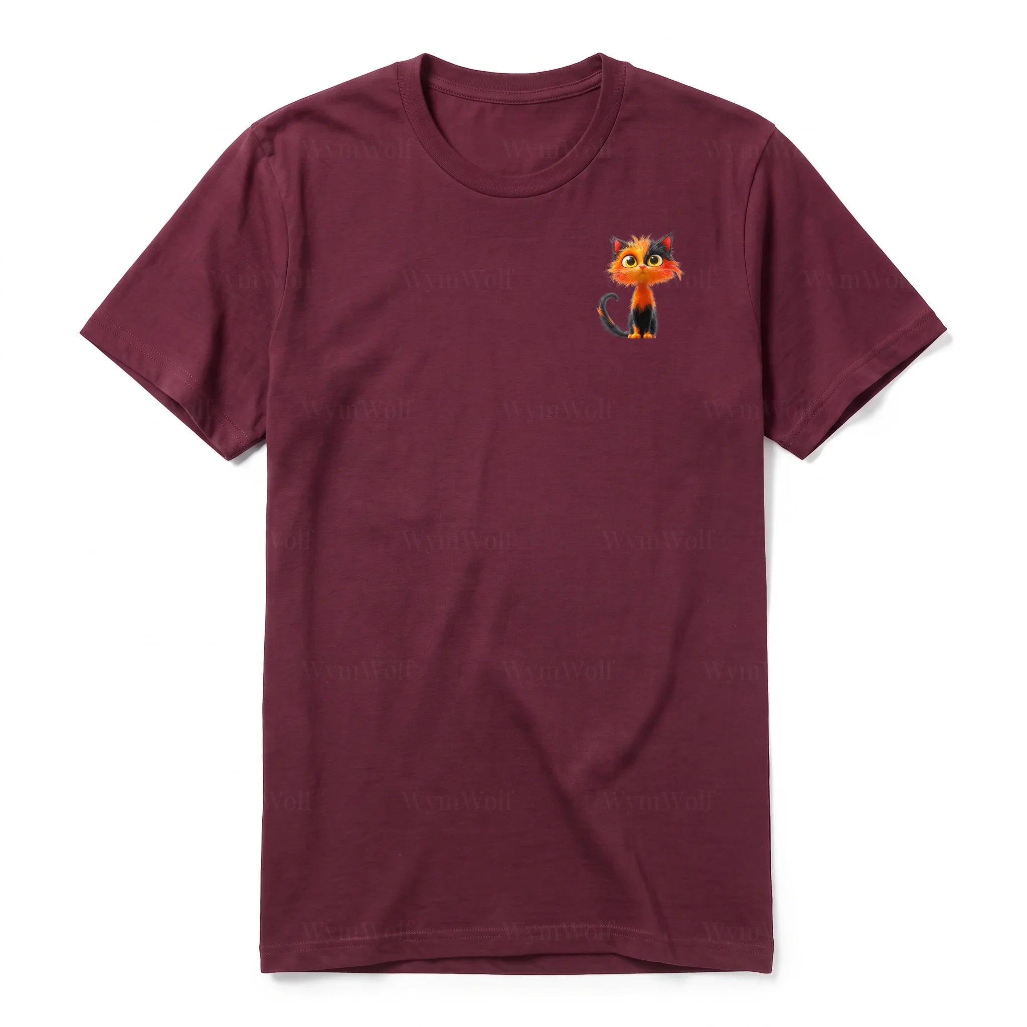 Un T-shirt marron à manches courtes et col rond, orné d'un motif représentant un chat sur la poitrine gauche.
