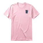 Un T-shirt rose à manches courtes et col rond, orné d'un motif représentant un chat sur la poitrine gauche.