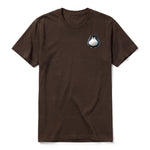 Un T-shirt chocolat à manches courtes et col rond, orné d'un motif représentant un chat sur la poitrine gauche.