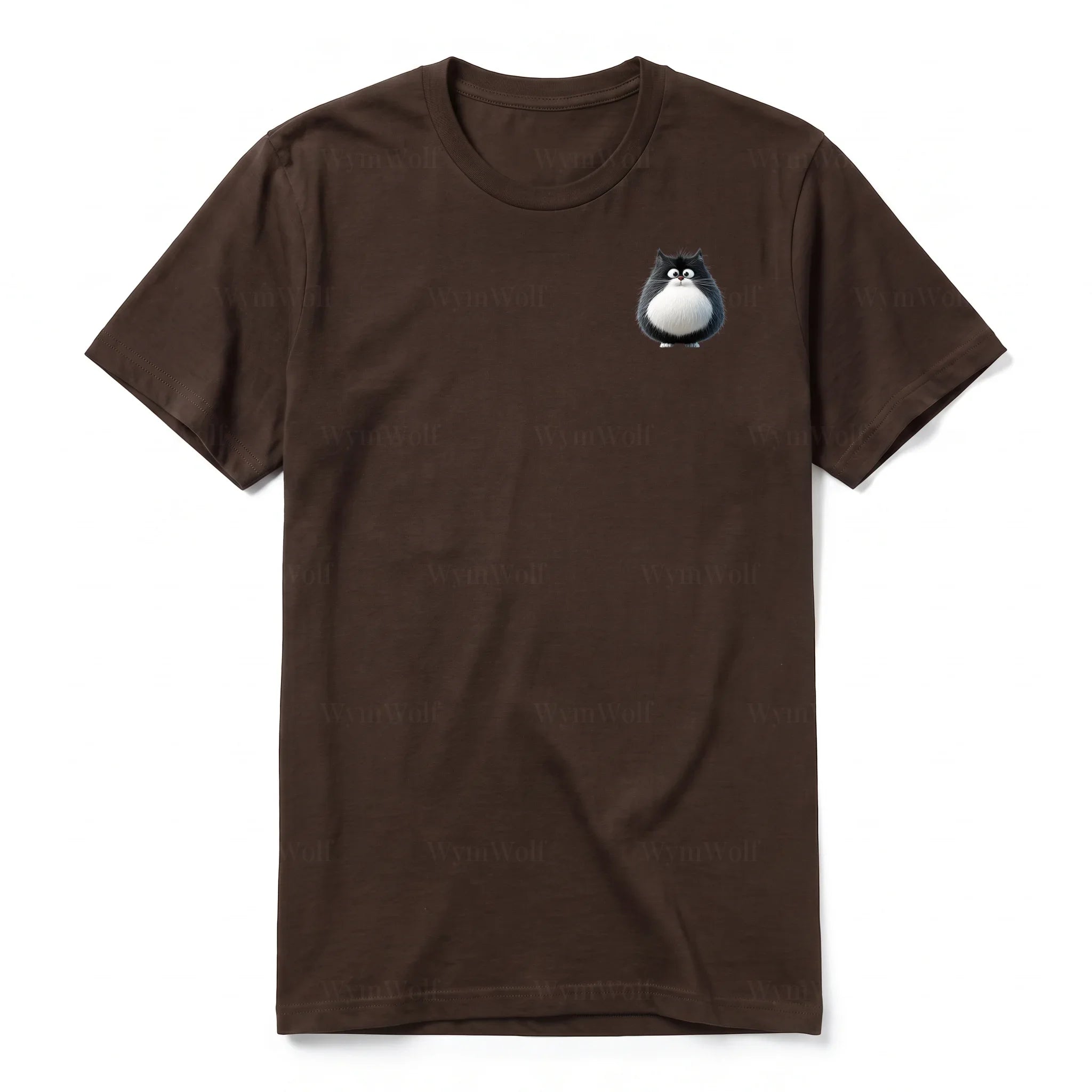 Un T-shirt chocolat à manches courtes et col rond, orné d'un motif représentant un chat sur la poitrine gauche.