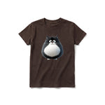 Un T-shirt chocolat à manches courtes et col rond pour jeune, orné d'un motif représentant un chat sur le devant.