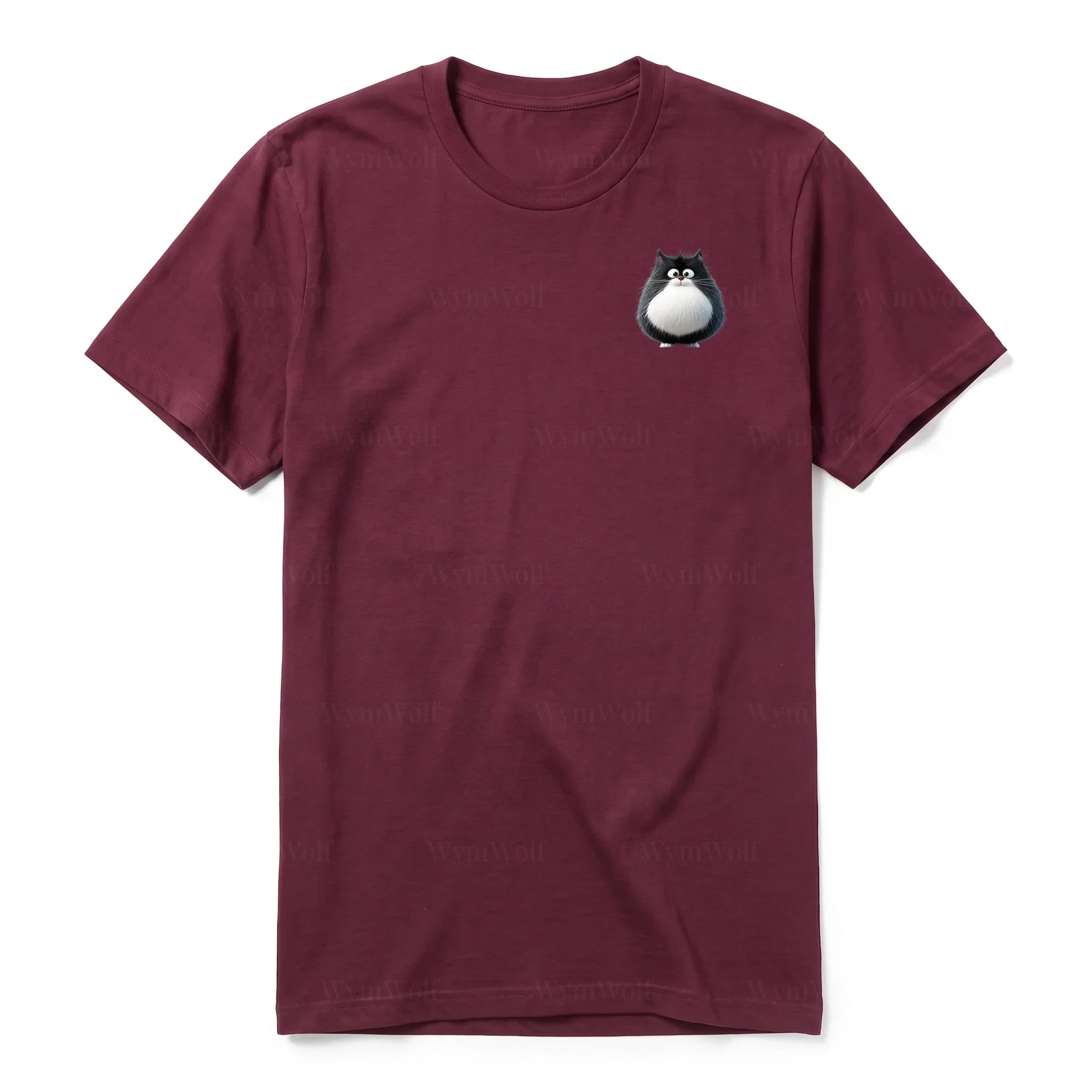Un T-shirt marron à manches courtes et col rond, orné d'un motif représentant un chat sur la poitrine gauche.