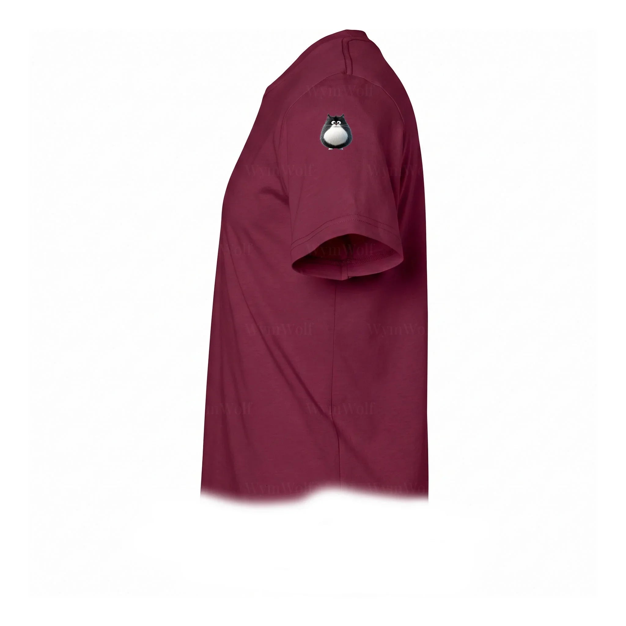 Un T-shirt marron à manches courtes et col rond, orné d'un motif représentant un chat sur le haut de la manche gauche.