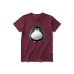 Un T-shirt marron à manches courtes et col rond pour jeune, orné d'un motif représentant un chat sur le devant.