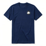 Un T-shirt marine à manches courtes et col rond, orné d'un motif représentant un chat sur la poitrine gauche.